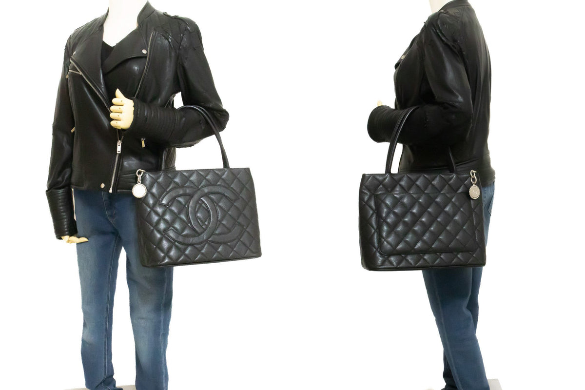 CHANEL Silberne Medaillon-Tasche aus genarbtem Kalbsleder mit Schulterriemen ap3 — an der Schaufensterpuppe hannari-shop