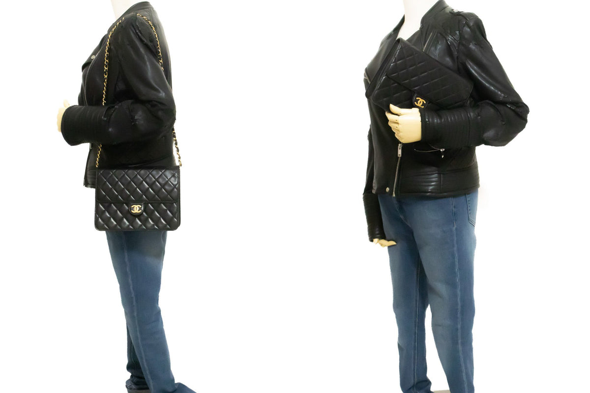 CHANEL Kleine Ketten-Umhängetasche Clutch Schwarz Gestepptes Überschlagmodell Lammleder ap4 — am Mannequin hannari-shop