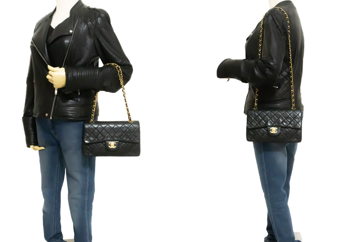 CHANEL Classic Double Flap 9" Chain Shoulder Bag Schwarzes Lammleder ap2 — am Mannequin hannari-shop