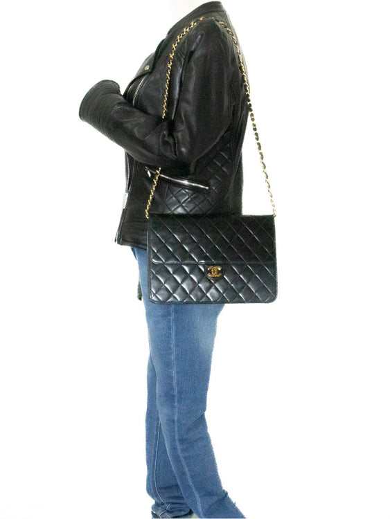 CHANEL Kettentasche Clutch Schwarz Gesteppt mit Überschlag aus Lammleder k11 hannari-shop
