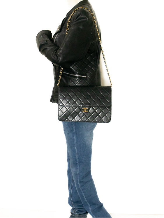 CHANEL Kettentasche Schultertasche Clutch Schwarz Gesteppt Klappe Lammleder Tasche k13 hannari-shop